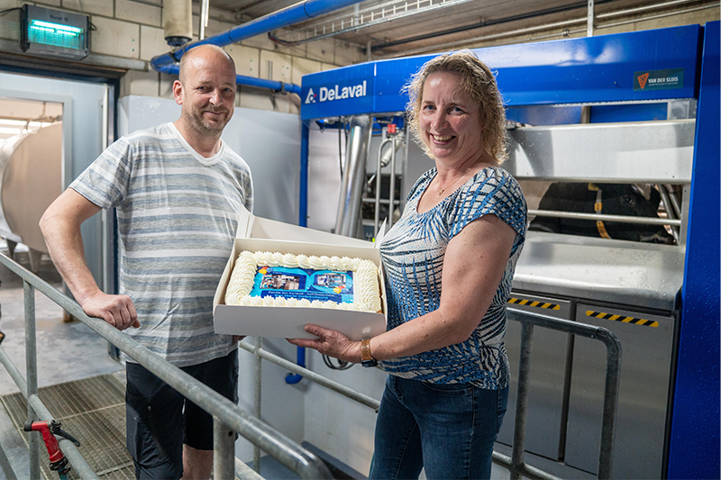 Joris en Mariska van Kempen voor de nieuwe DeLaval VMS V300 melkrobot_800x533.png